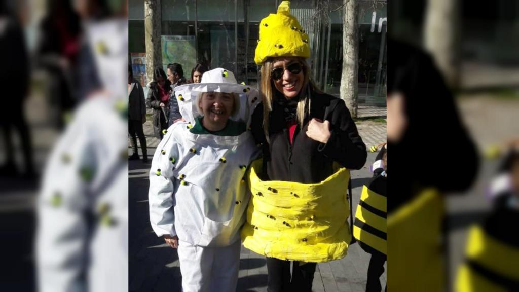 Verónica disfrazada de colmena junto a una compañera que va de apicultora.