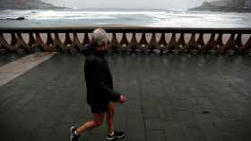 Un hombre pasea este jueves 13 de diciembre en A Coruña.