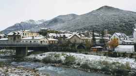 Un pueblo nevado en el Pirineo oscense. EP.