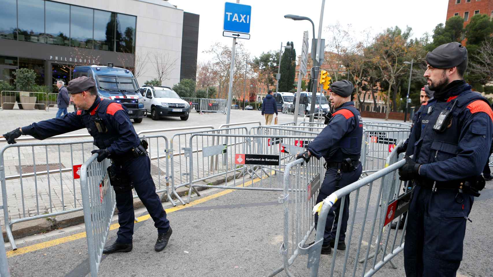 Los Mossos colocan las vallas para evitar incidentes en el hotel donde se hospedan Madrid y Barcelona.
