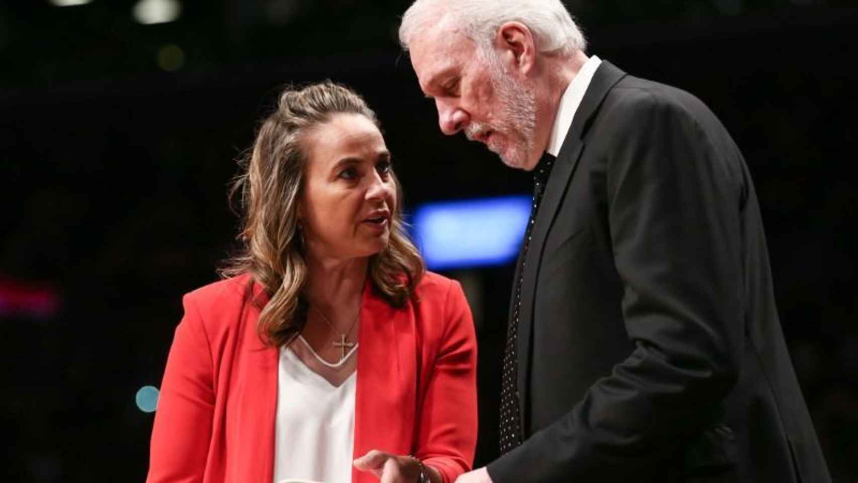 Becky Hammon y Gregg Popovich, en un partido de los San Antonio Spurs