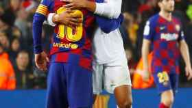 Abrazo de Casemiro y Messi tras El Clásico