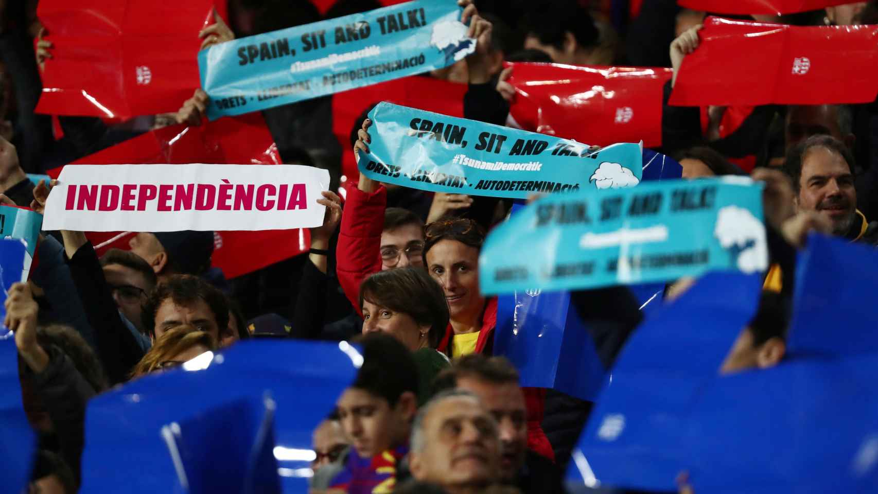 Pancartas de Spain, sit and talk, en el Camp Nou