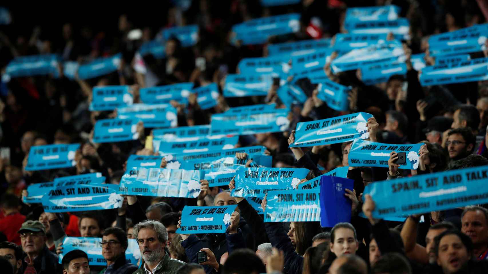 Pancartas de Spain, sit and talk, en el Camp Nou
