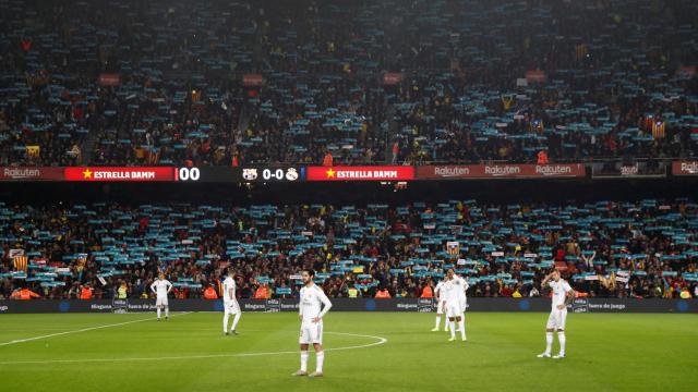 Pancartas de Spain, sit and talk, en el Camp Nou