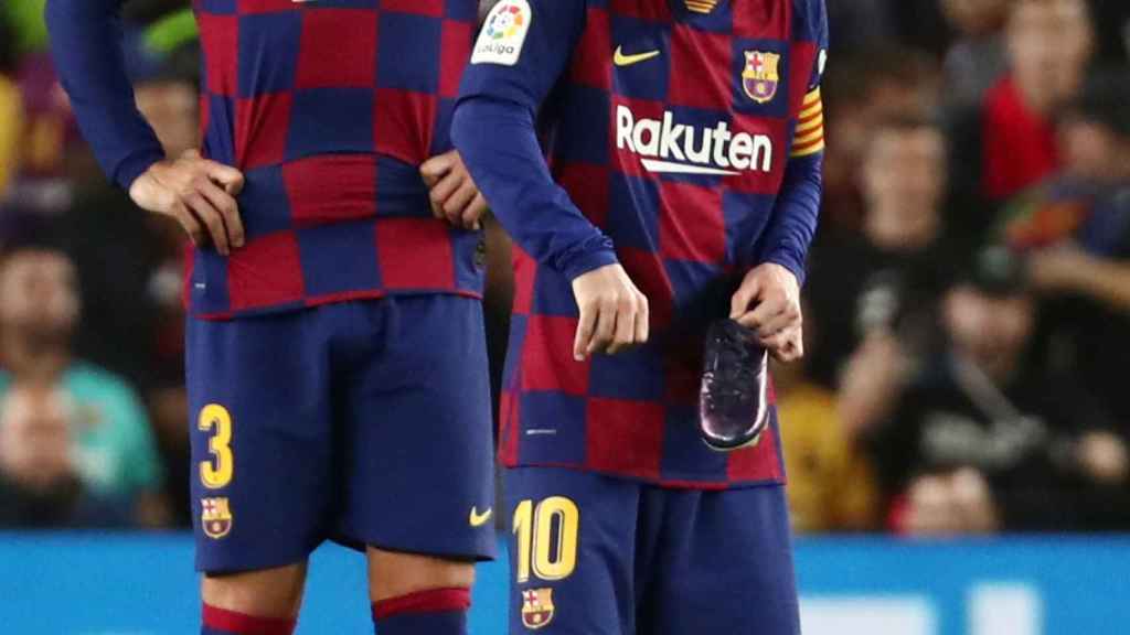 Gerard Piqué y Leo Messi, durante un momento de parón de El Clásico