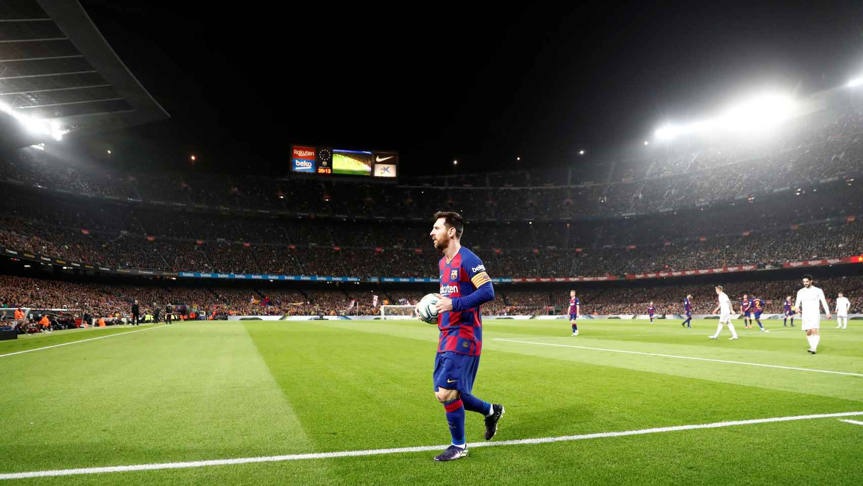 Leo Messi camina hacia el córner