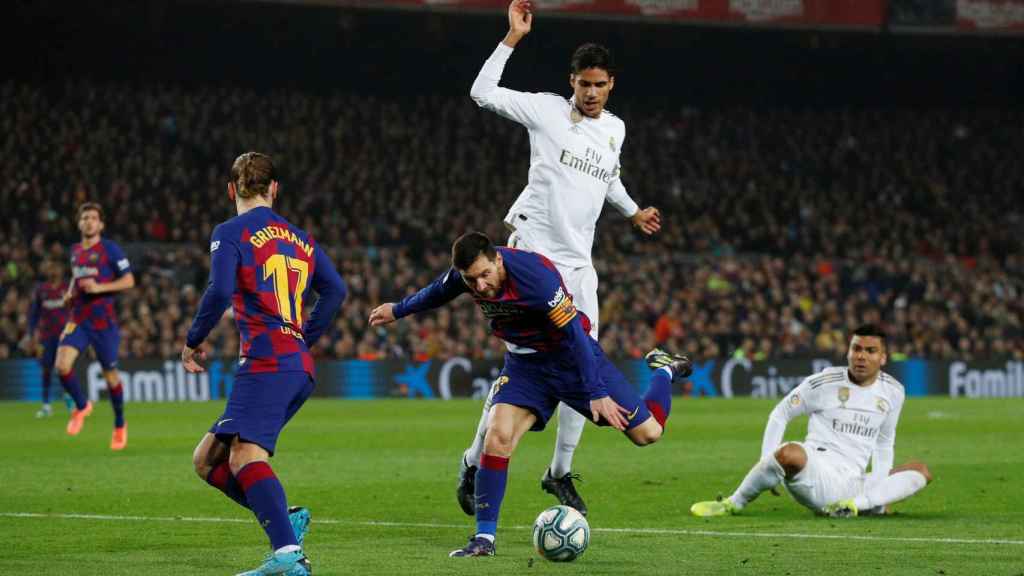 Varane presiona a Leo Messi