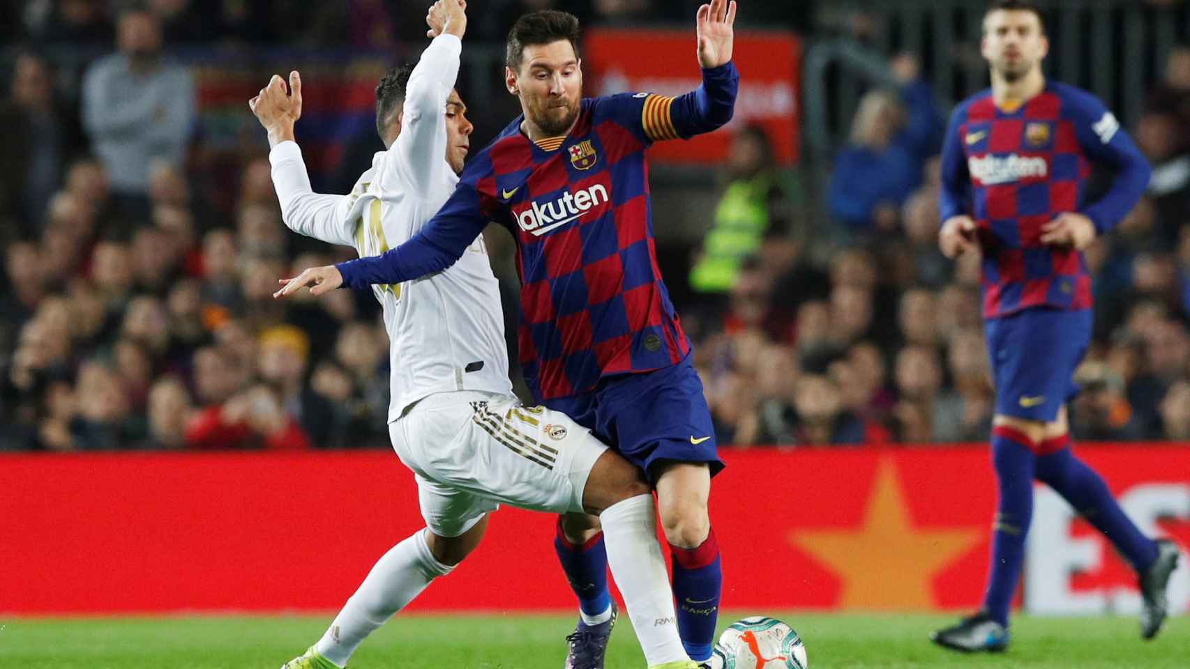 Leo Messi presionado Casemiro