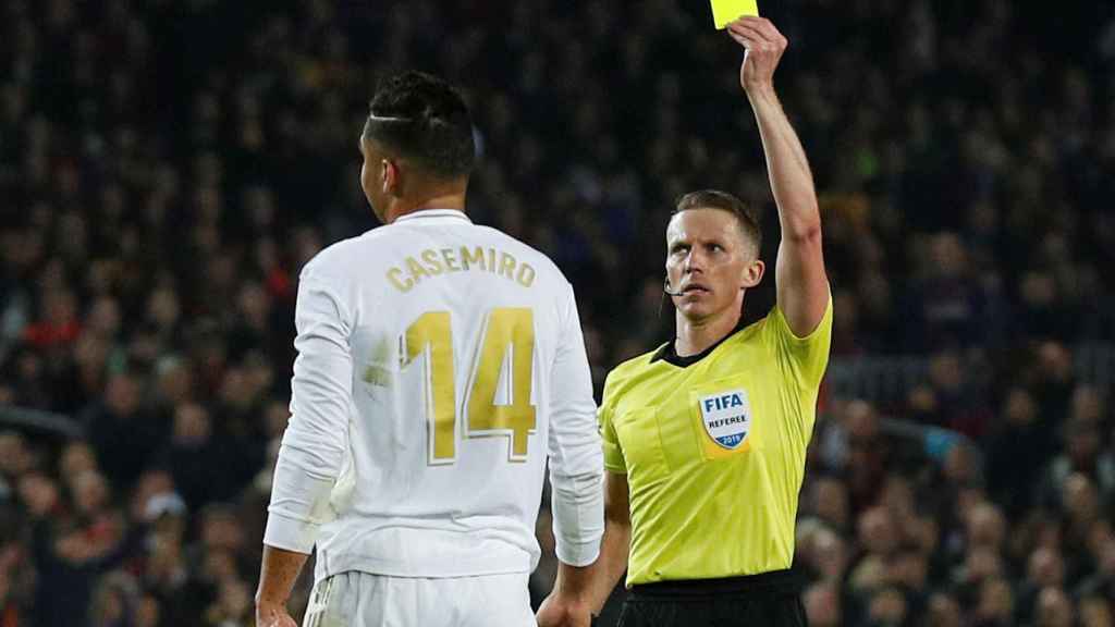 Hernández Hernández muestra la tarjeta amarilla a Casemiro