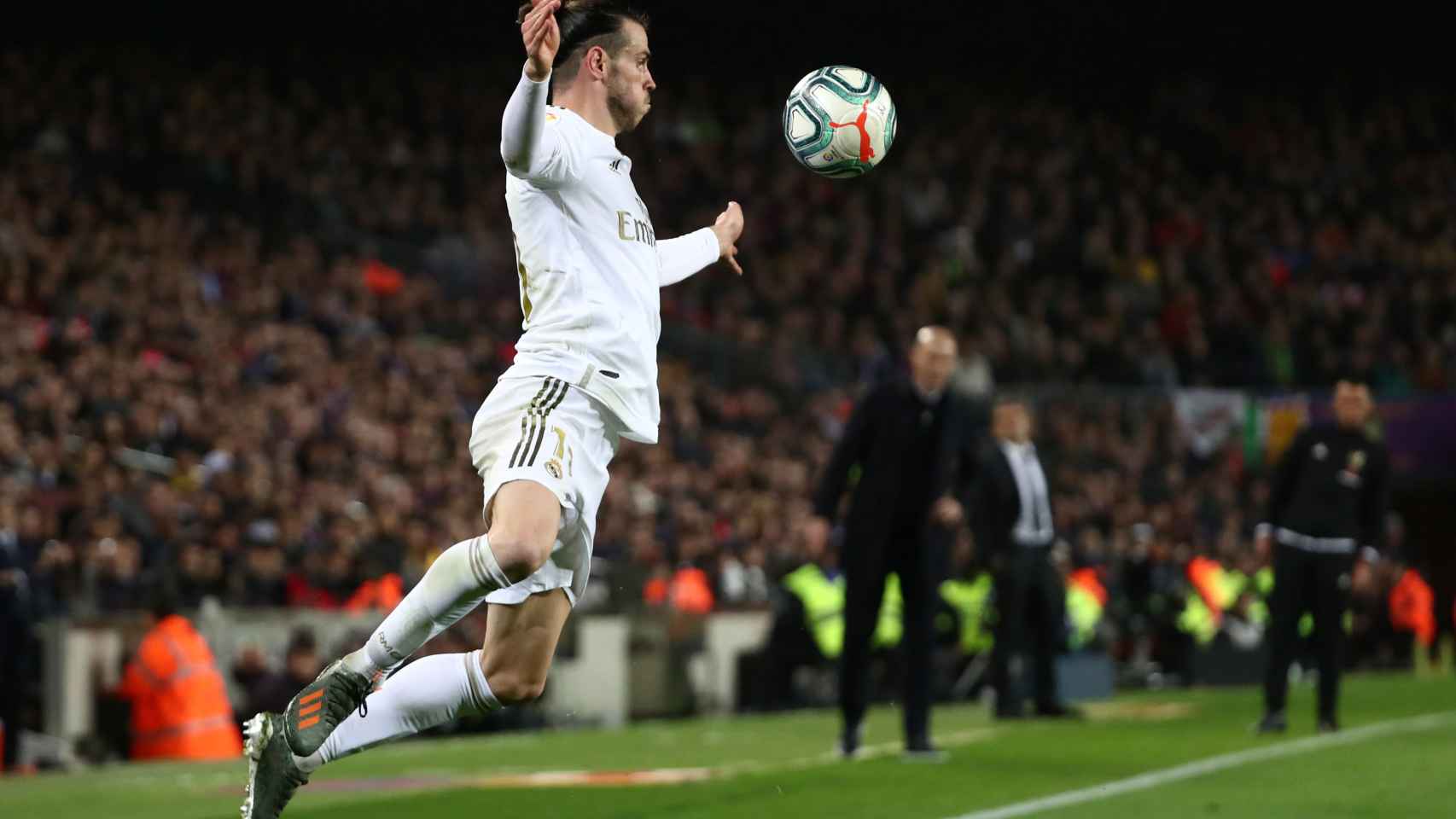 Gareth Bale controla un balón por alto