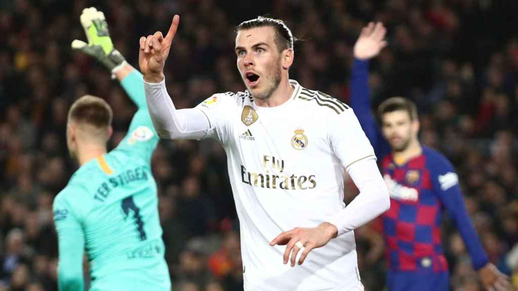 Gareth Bale protesta la decisión de anular su gol