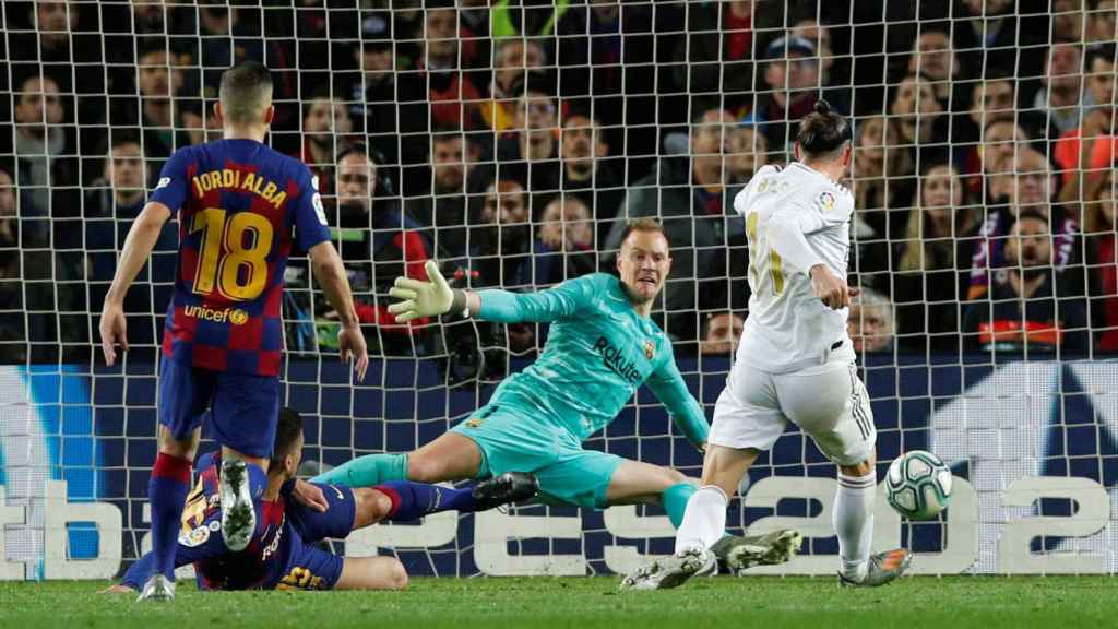 Gareth Bale empuja el balón a la red pero el gol fue anulado por fuera de juego previo
