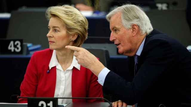 Ursula von der Leyen y Michel Barnier, durante el debate este miércoles en la Eurocámara