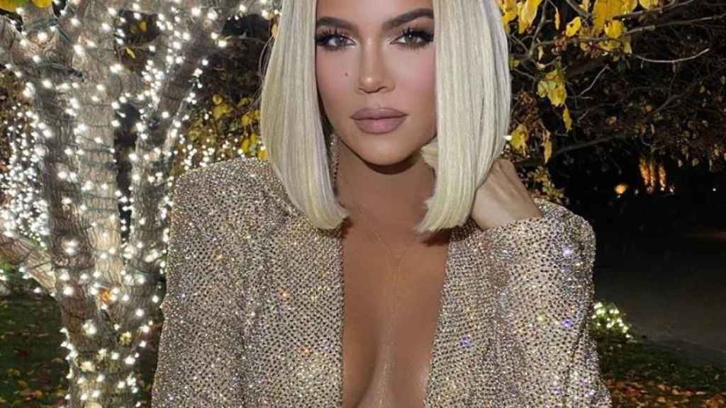 Khloe Kardashian luce un clásico corte Bob.