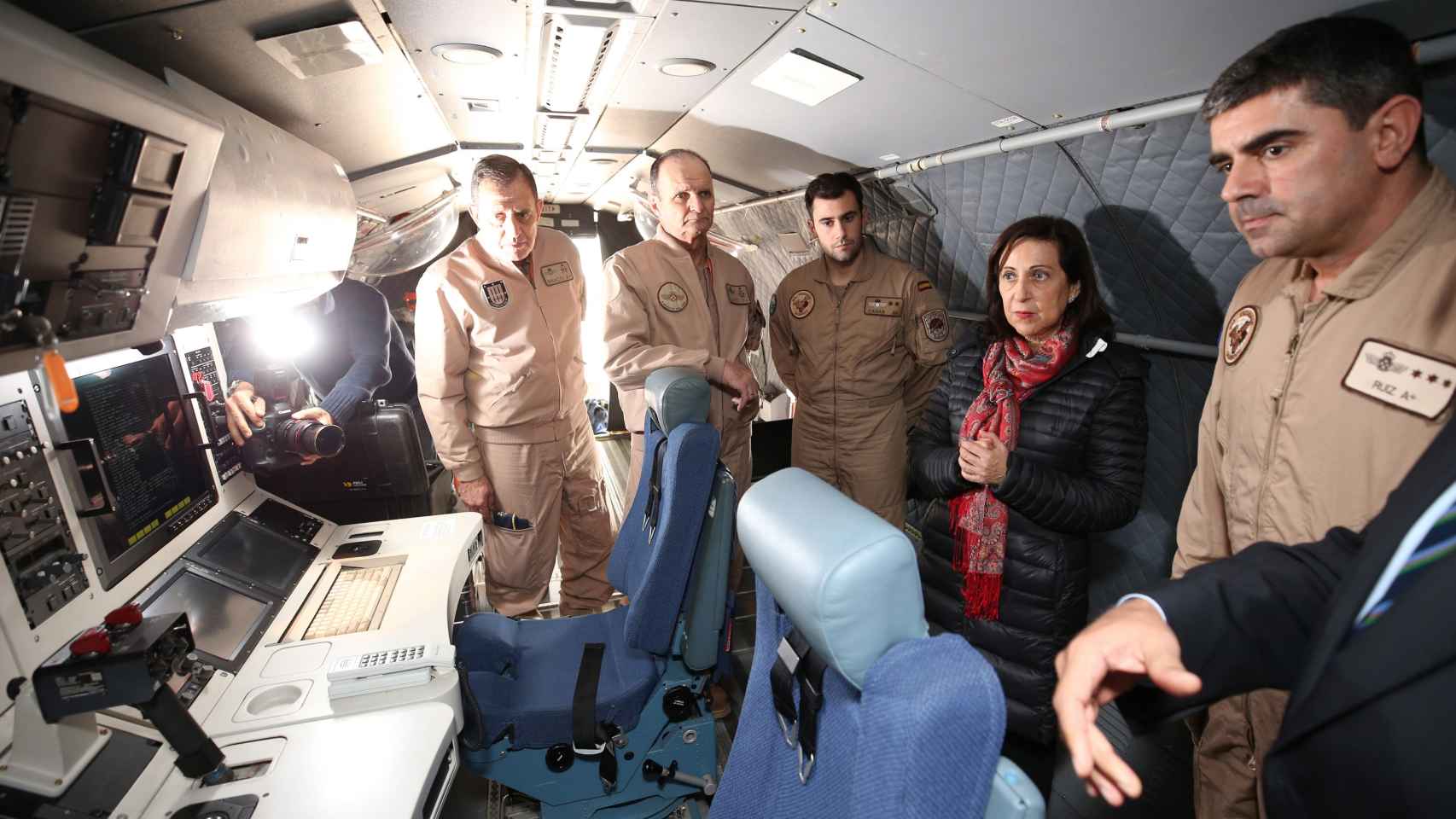 La ministra de Defensa, Margarita Robles, acompañada del JEMA, general Salto, dentro del avión del destacamento Grappa.
