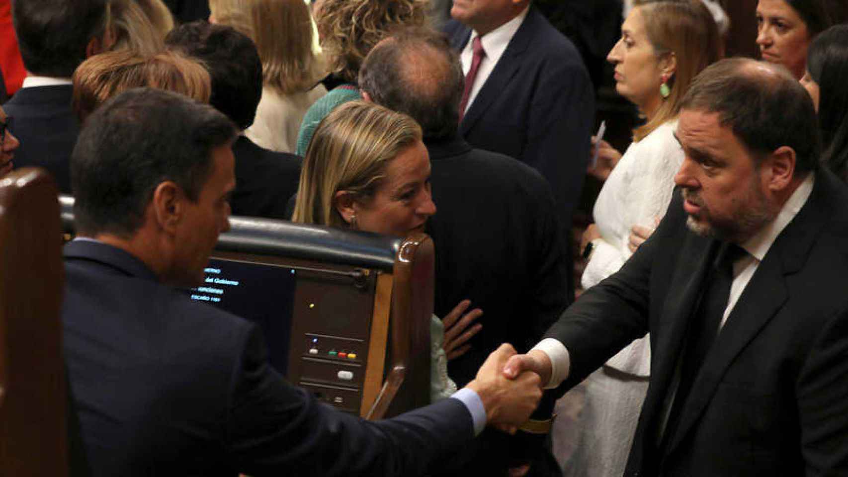 Sánchez saluda a Junqueras en el inicio de la XIII legislatura en el Congreso.