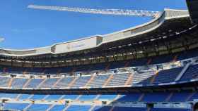Imagen de una grúa desde la vista interior del Santiago Bernabéu