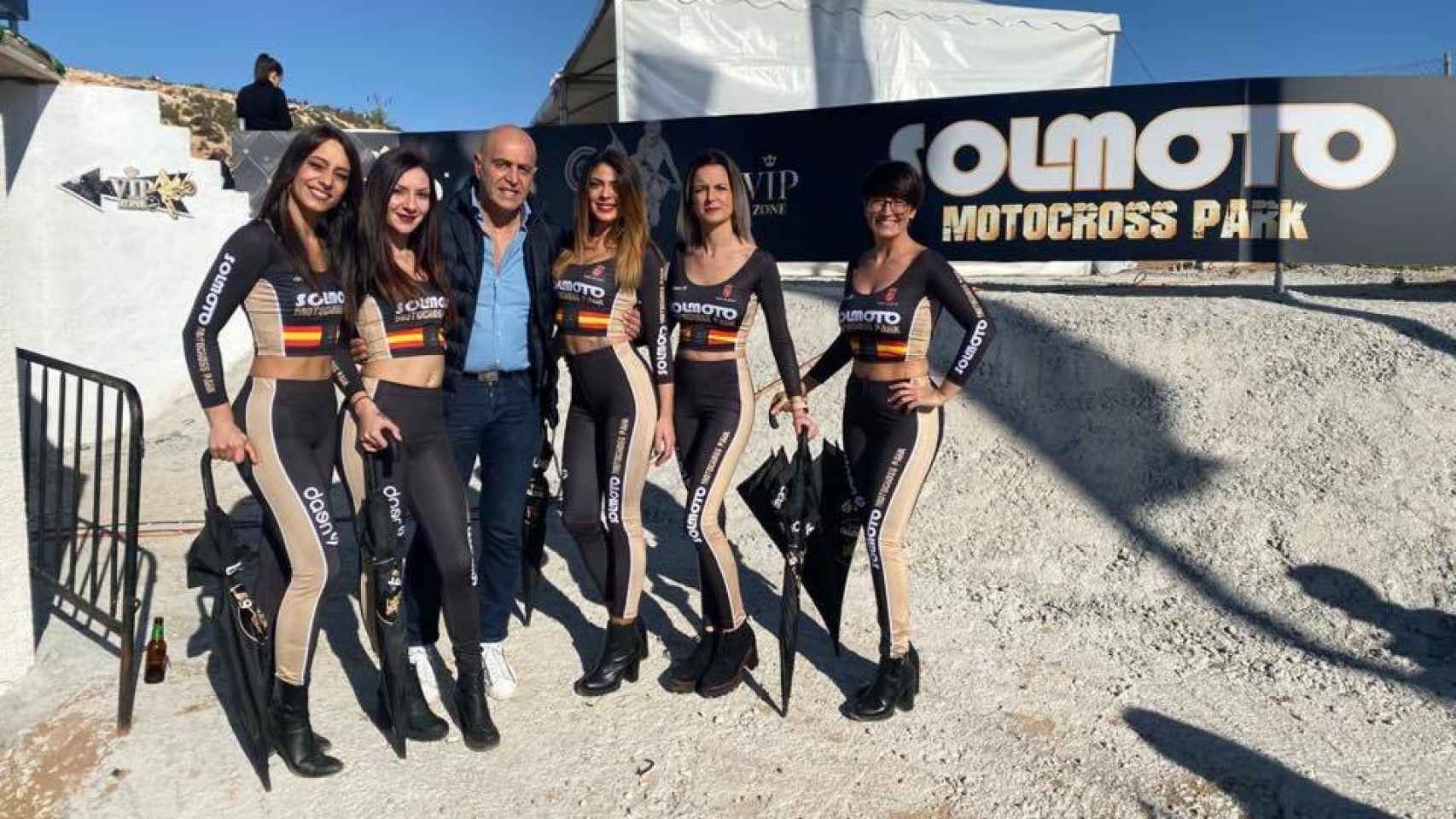 La 'celebritie' televisiva Kiko Matamoros posando con unas azafatas en el circuito de motocross que carece de licencia de actividad.