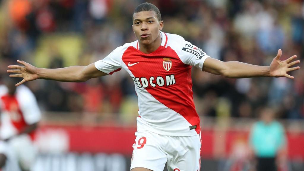 Mbappé celebra un gol con el Mónaco