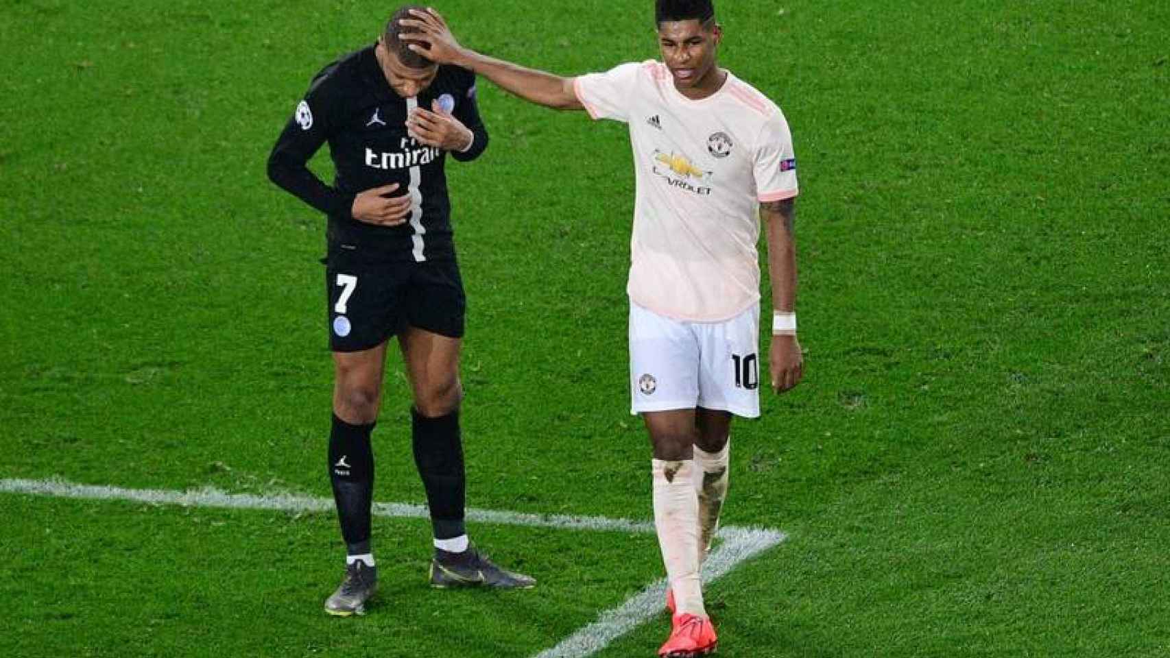 Mbappé, consolado por Marcus Rashford tras la eliminación frente al Manchester United
