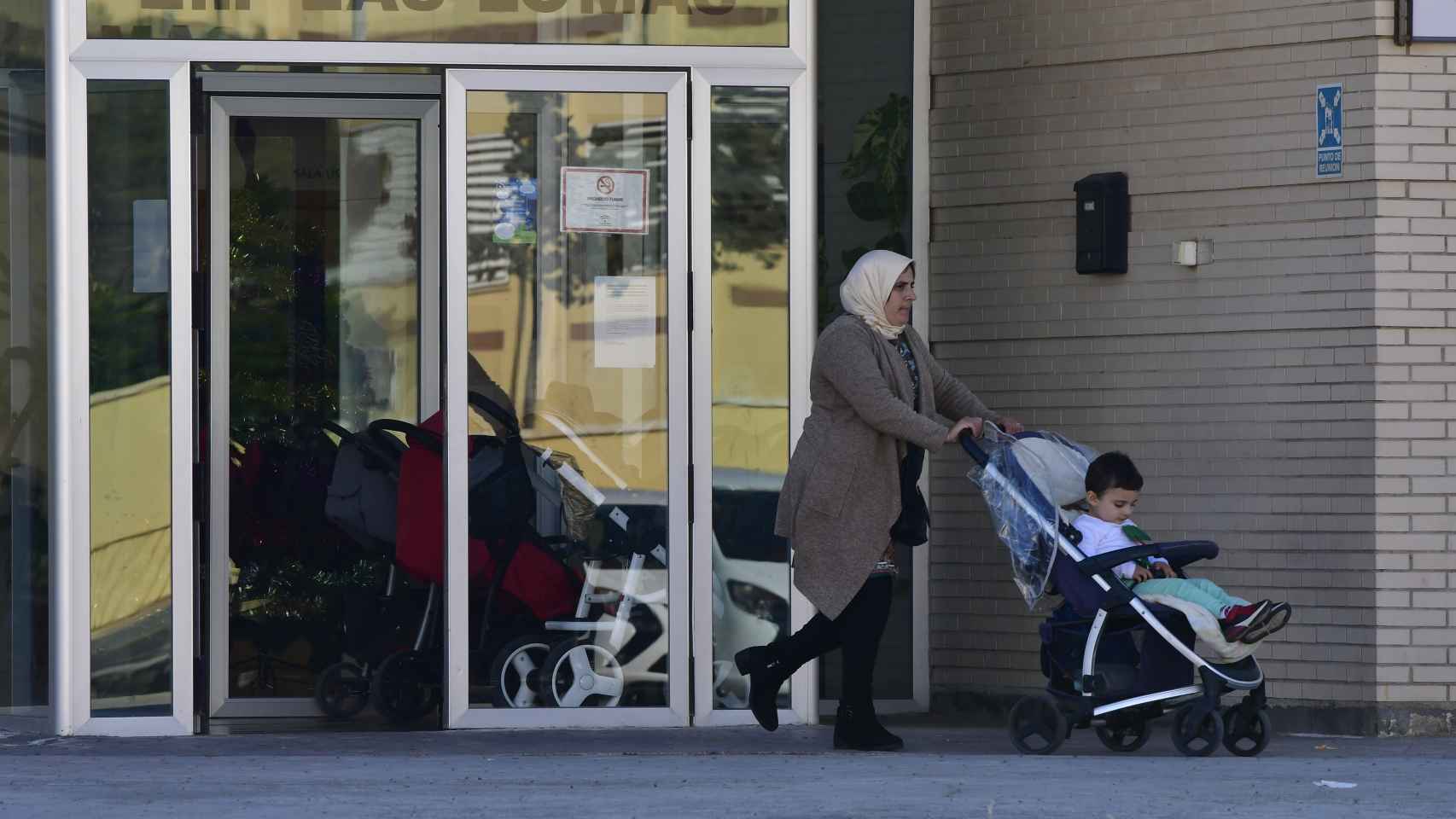 Una mujer musulmana recoge a su hijo de una guardería en Vícar (Almería).