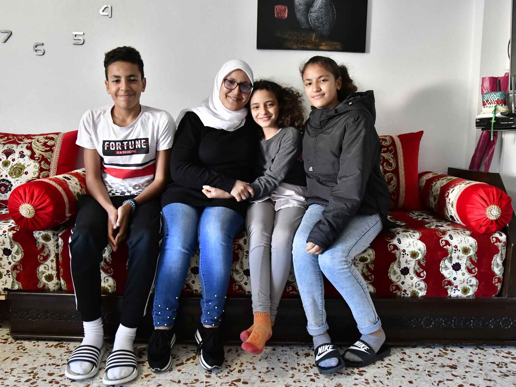 Khadija Elhhatibi (con velo) junto a sus tres hijos, Adam (izquierda), Sara y Noah (d).