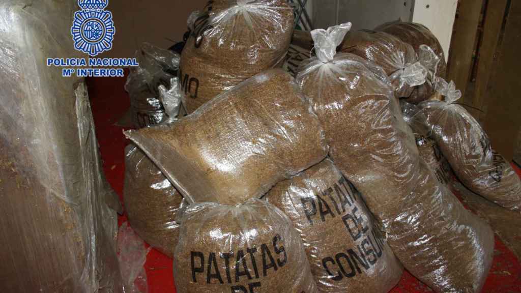 Cientos de kilos de picadura de tabaco metidos en bolsas de patatas que fueron intervenidos por la Policía Nacional.