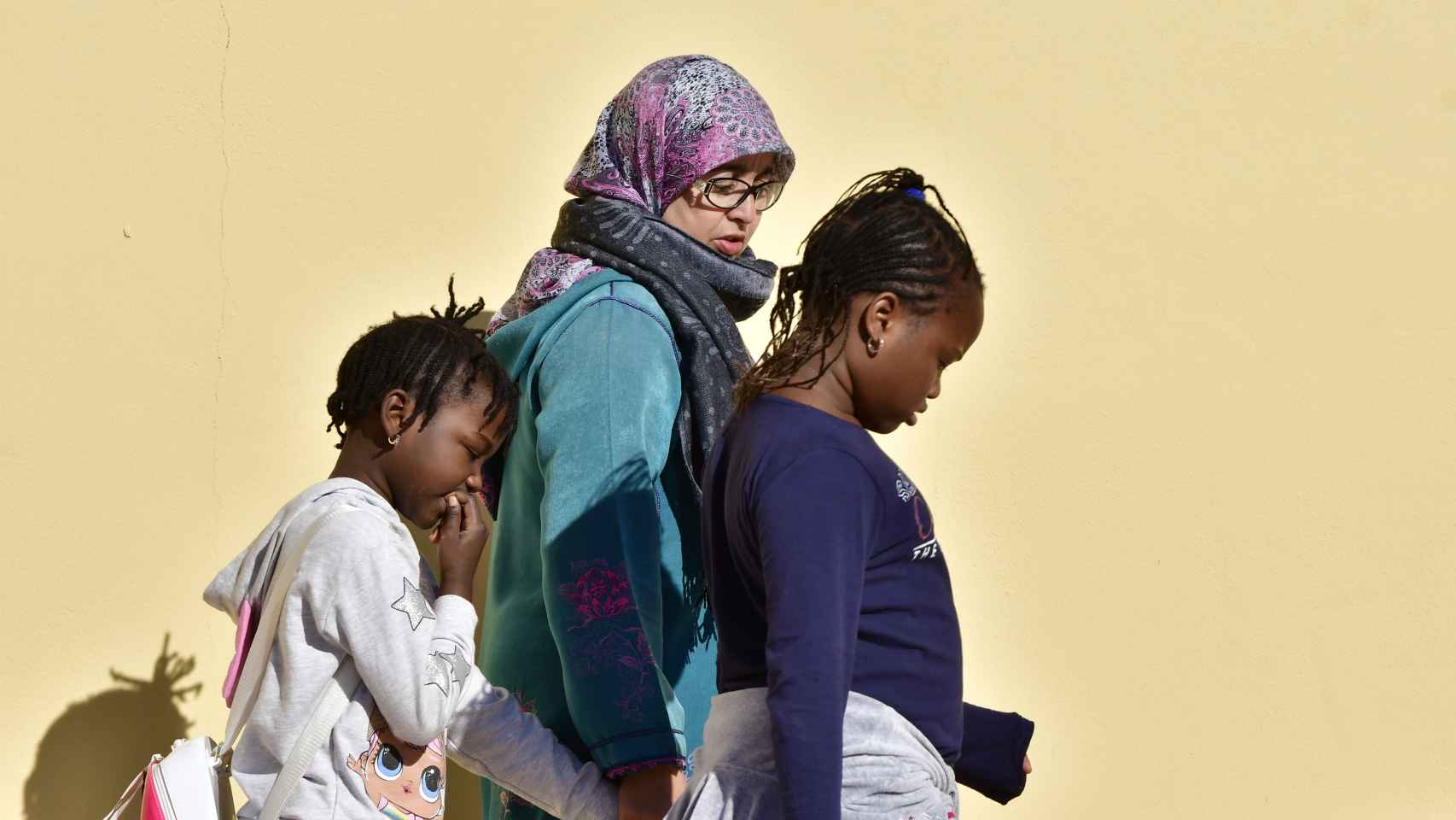 Una mujer musulmana a la salida de un colegio almeriense junto a dos niñas, este pasado miércoles.