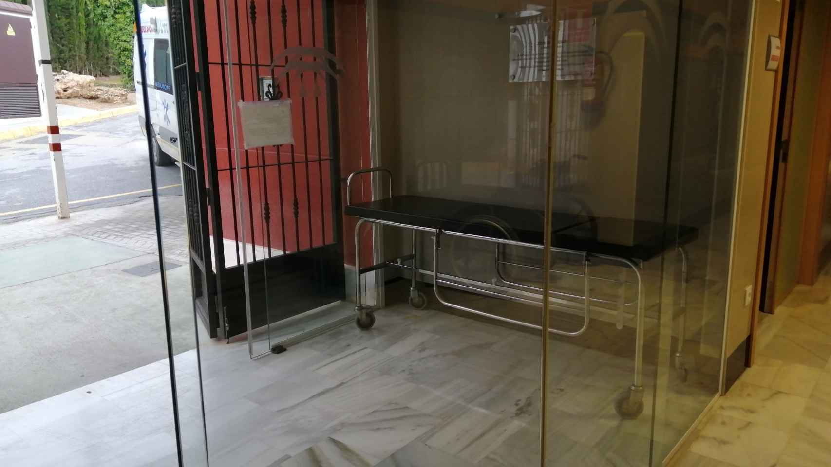 La camilla del centro de salud donde Francisco dejó el cuerpo de Saíd.
