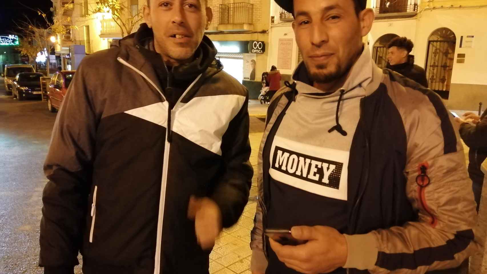 Los jornaleros argelinos Walid Ourak y Rabah Kheziret (derecha), de noche en Pozo Alcón tras su jornada laboral en la aceituna sin contrato.