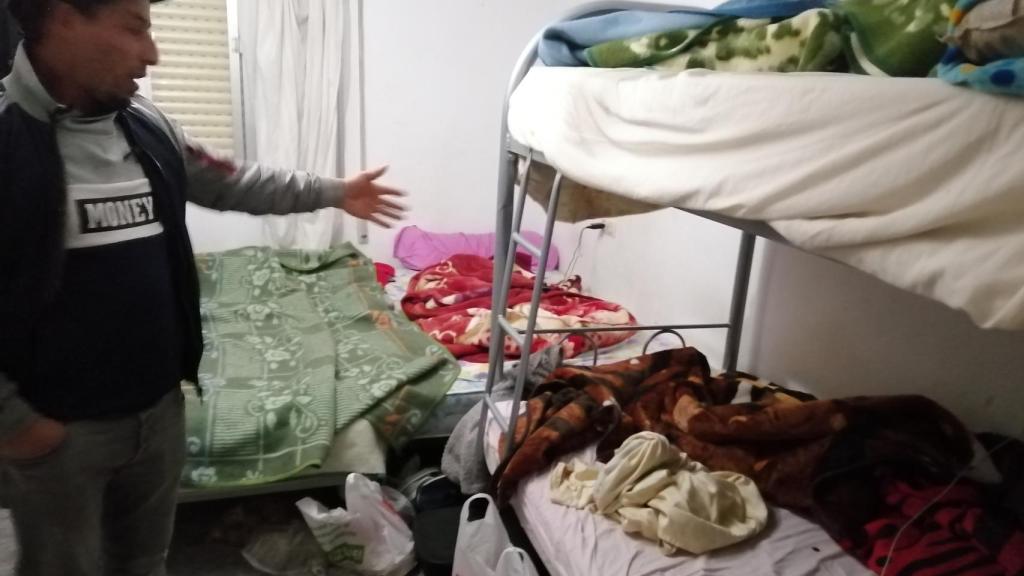 Rabah y Walid enseñan la casa donde viven unos 20 compatriotas, a 80 euros el puesto para dormir al mes.