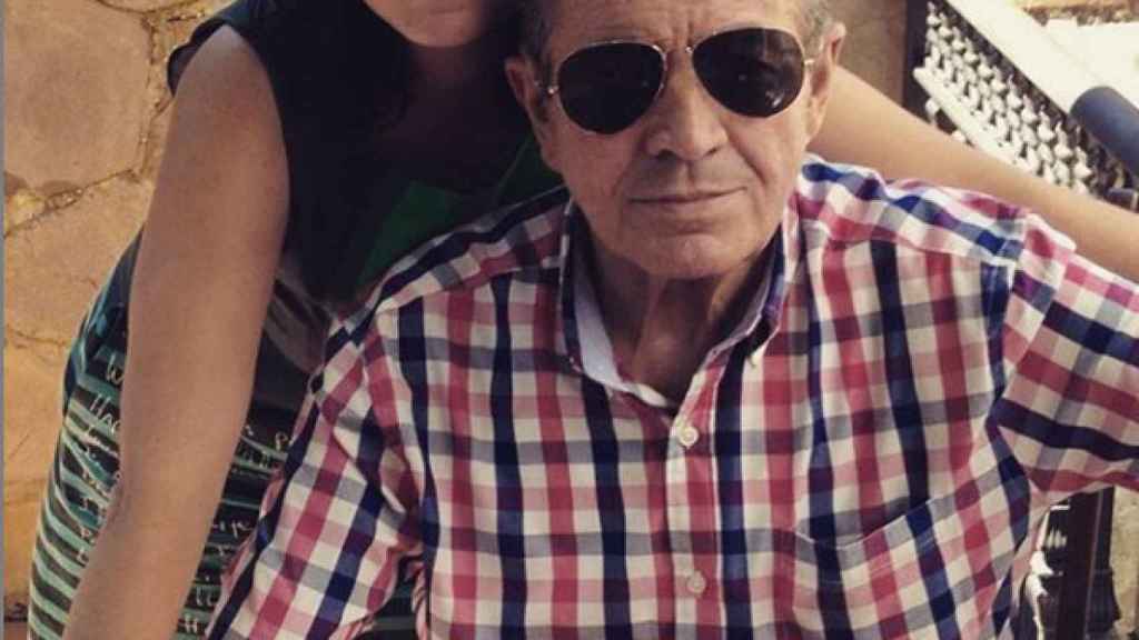 Adriana Lastra, junto a su padre, en una imagen que subió a las redes sociales.