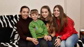 Joana Curac, rumana de 42 años, y sus tres hijos, Andrei, Paula y Yulia.