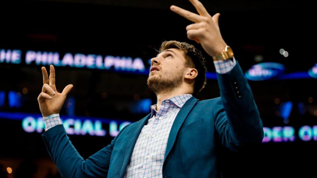 Luka Doncic, en el partido frente a Philadelphia vestido de calle