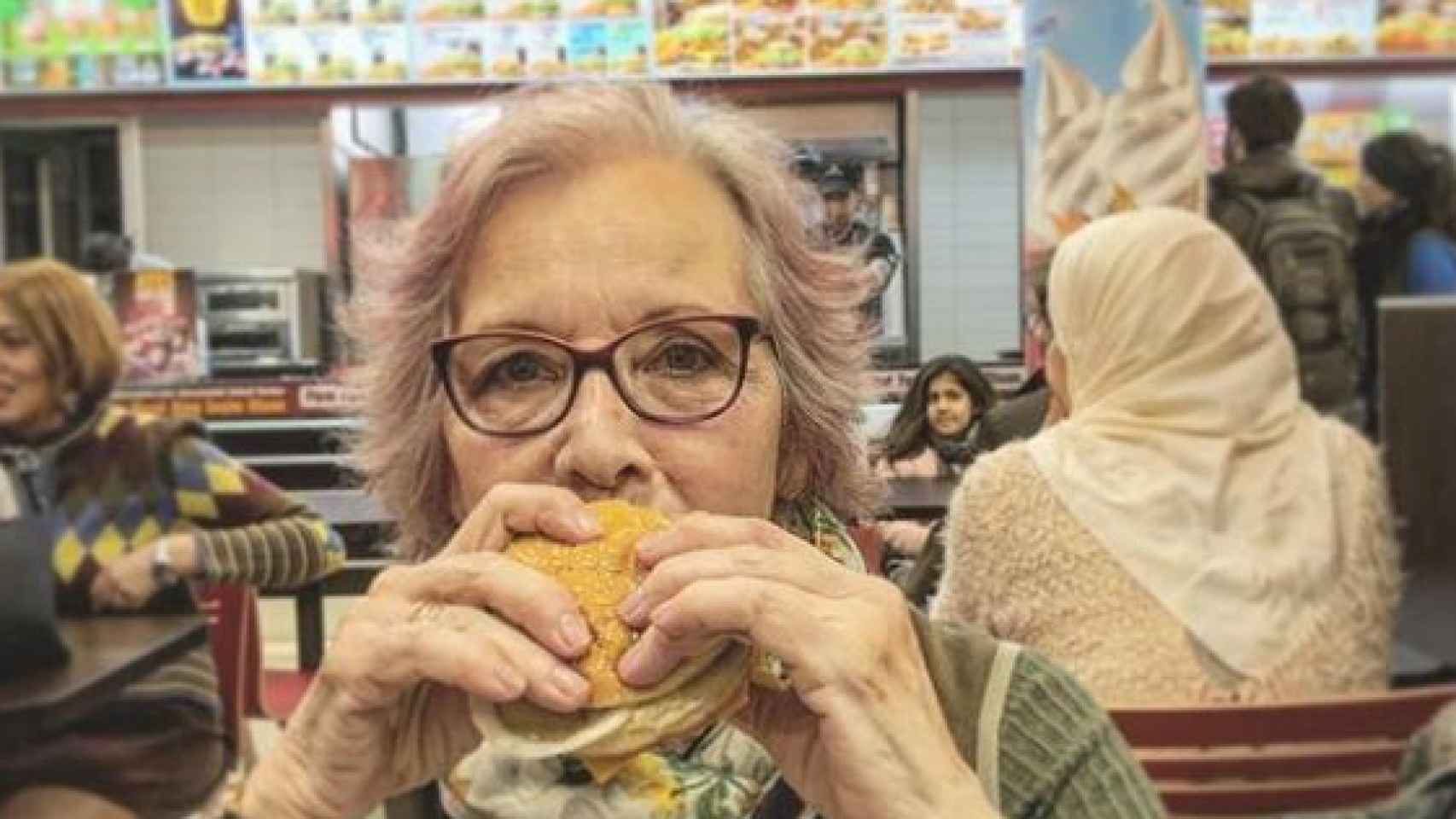 Mi madre, Elena Moreno, en el McDonalds de Estambul el año pasado.