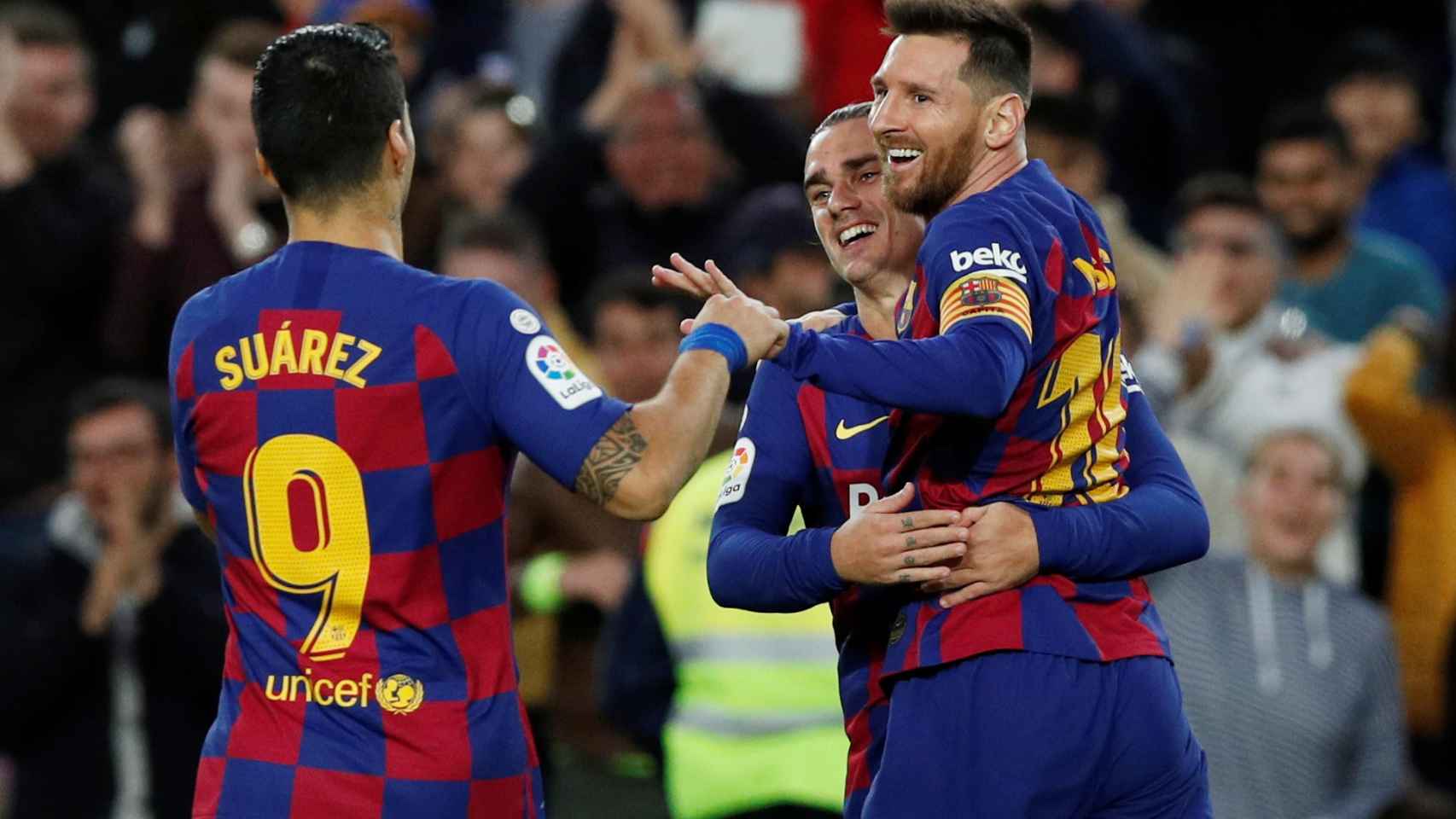 Los jugadores del Barcelona celebran uno de los goles del partido