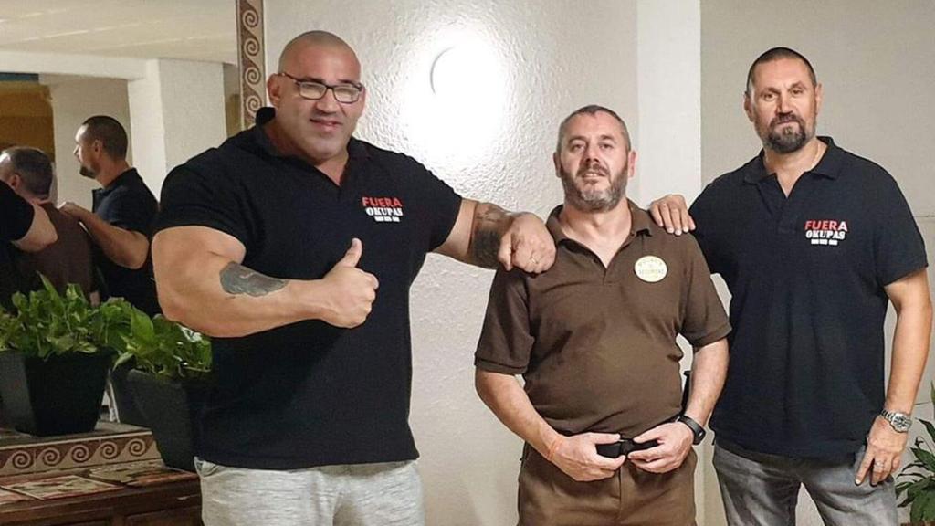 La 'brigada de boxeadores' en un control de acceso a una vivienda okupada.