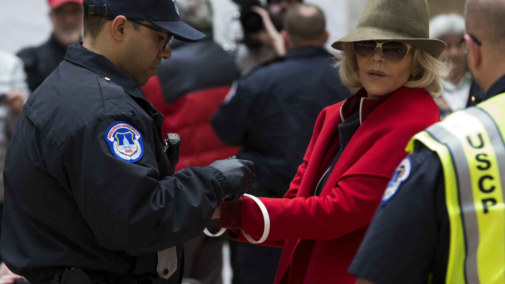 Jane Fonda siendo detenida por la policía durante una de sus protestas contra el cambio climático.