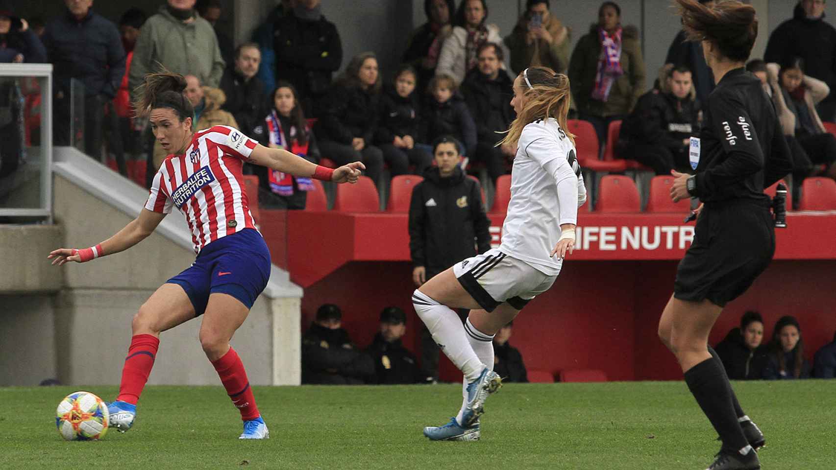 Dos jugadoras pugnan por la posesión en el Atlético de Madrid - Tacón