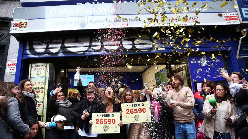 Celebración en la administración de lotería Doña Manolita, que ha vendido seis premios.