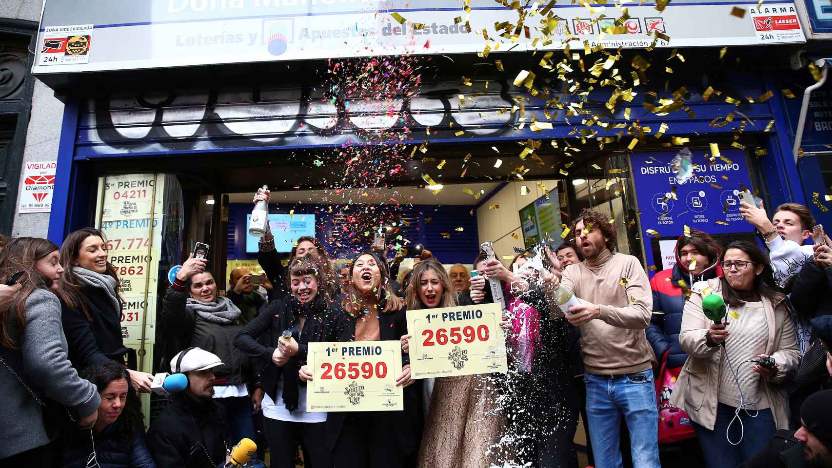Celebración en la administración de lotería Doña Manolita, que ha vendido seis premios.