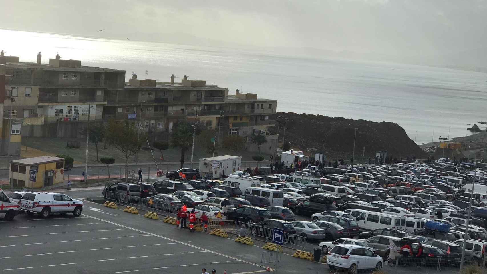 La llegada de marroquíes a Ceuta para pasar las fiestas navideñas en su país colapsa la frontera del Tarajal