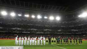 Los jugadores del Real Madrid y el Athletic, antes del partido