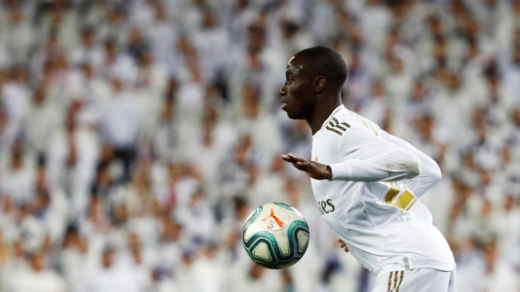 Ferland Mendy controla un balón con el pecho
