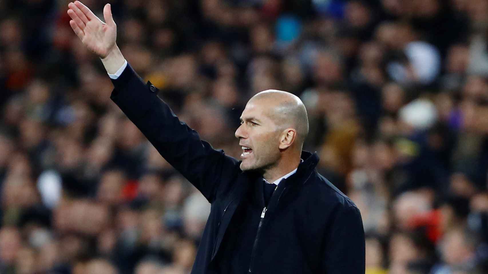 Zidane da instrucciones a sus jugadores desde la banda del Santiago Bernabéu