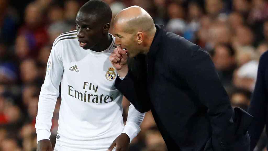 Zidane da órdenes a Mendy