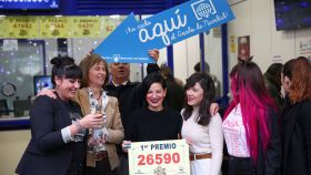 Loteras de la administración de Doña Manolita, celebrando la venta de los premios.