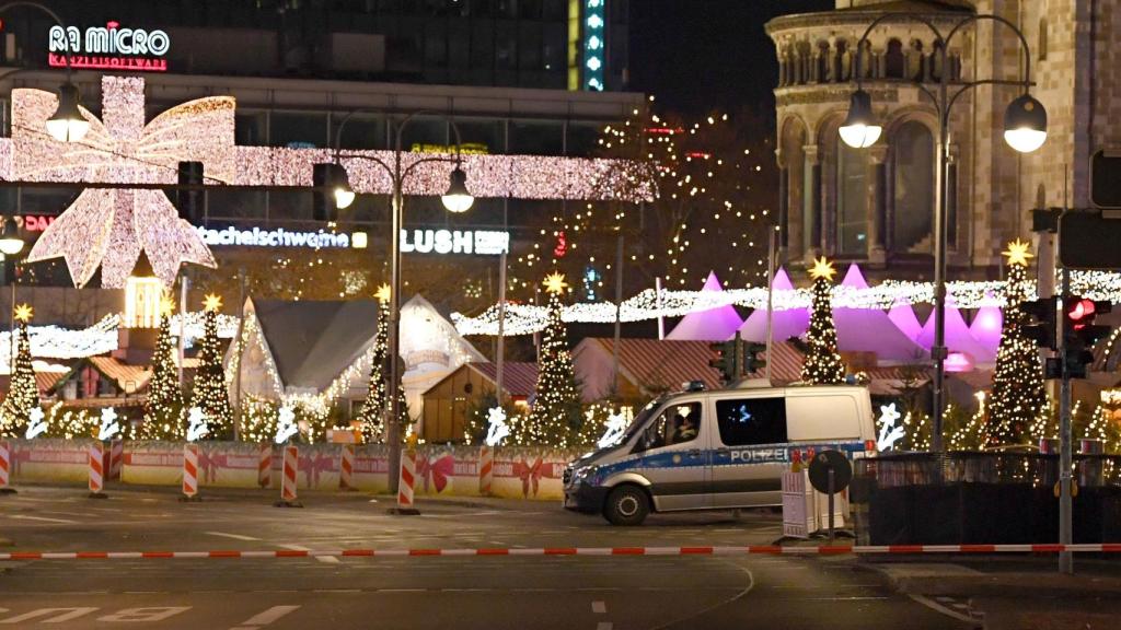 El mercado navideño de Breitscheidplatz, tras ser evacuado por la policía, en Berlín.