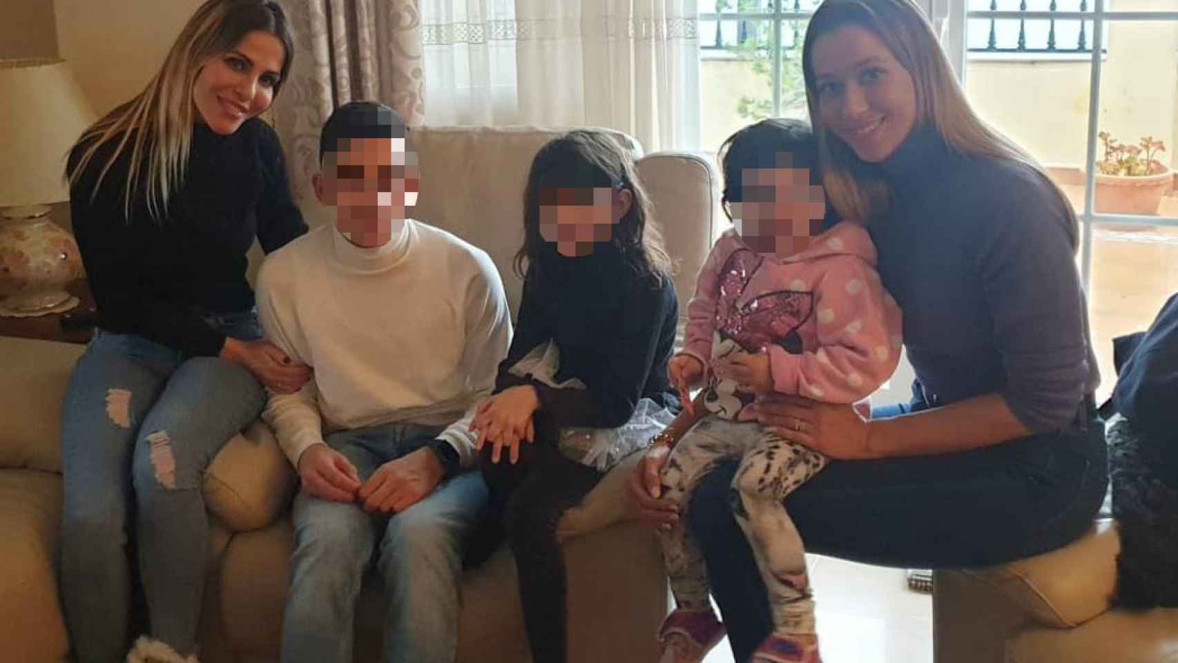 Las viudas de José Antonio Reyes junto a sus hijos en una imagen de sus redes sociales.